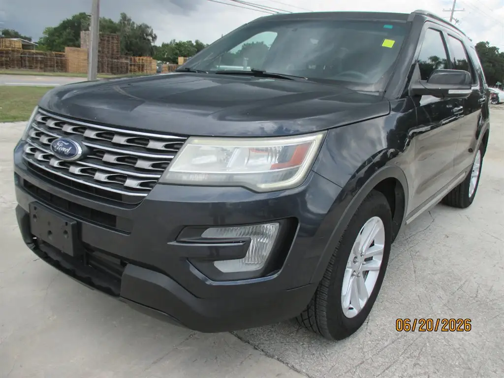 2017 Ford Explorer XLT FWD photo 1