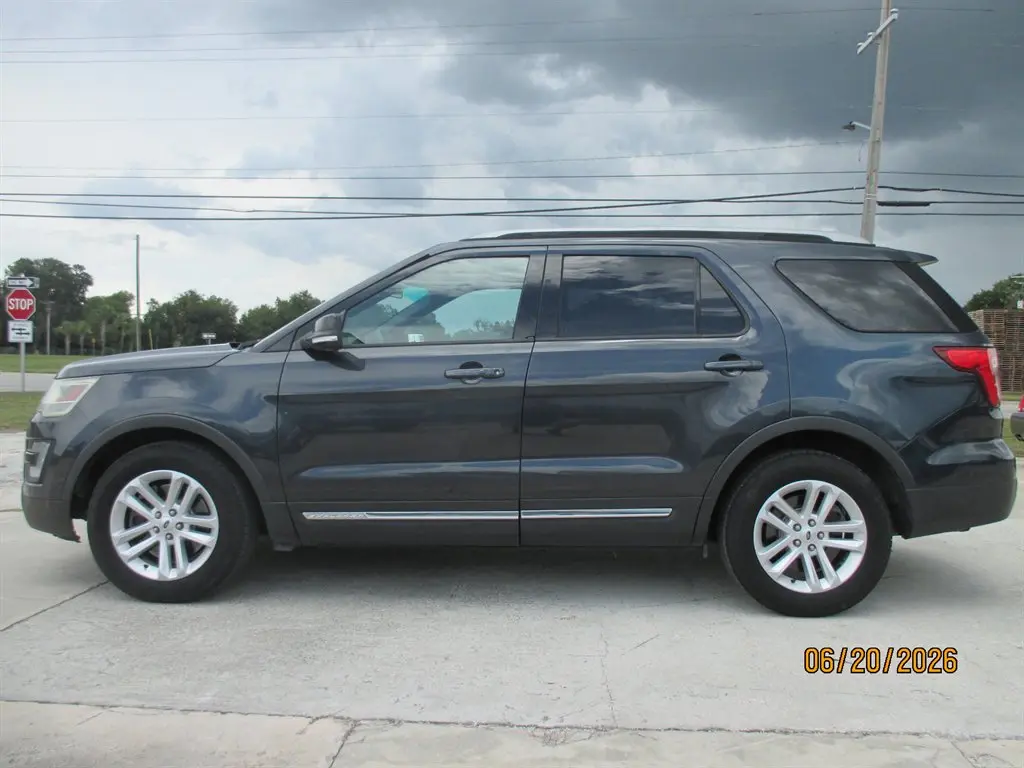 2017 Ford Explorer XLT FWD photo 5