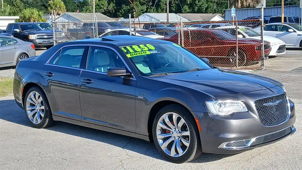 2018 Chrysler 300 Touring L's photo