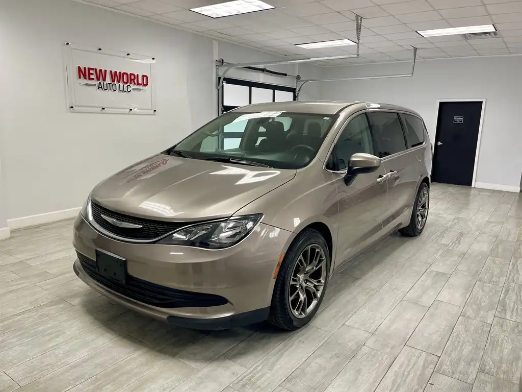 2017 Chrysler Pacifica LX's photo