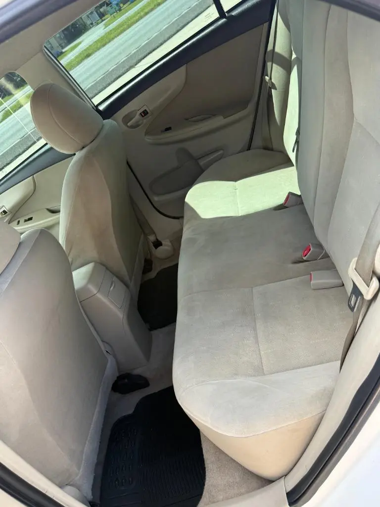 2013 Toyota Corolla LE AT photo 3