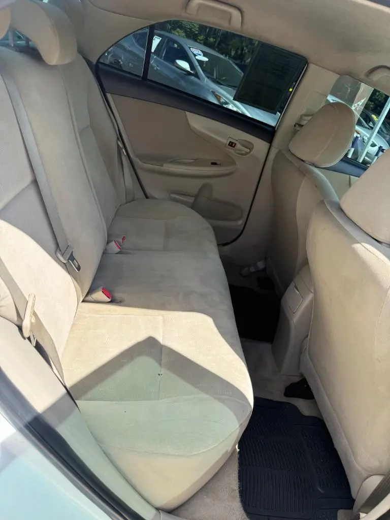 2013 Toyota Corolla LE AT photo 5