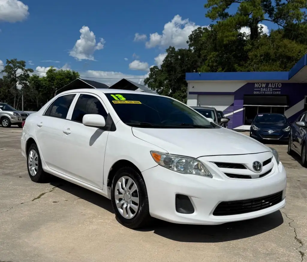 2013 Toyota Corolla LE AT photo 1
