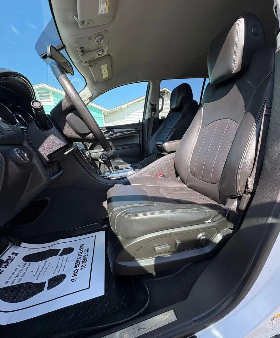 2017 Buick Enclave Leather AWD photo 3
