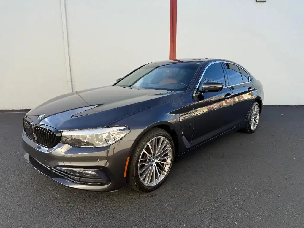 2018 BMW 5 Series 530e iPerformance Sedan's photo