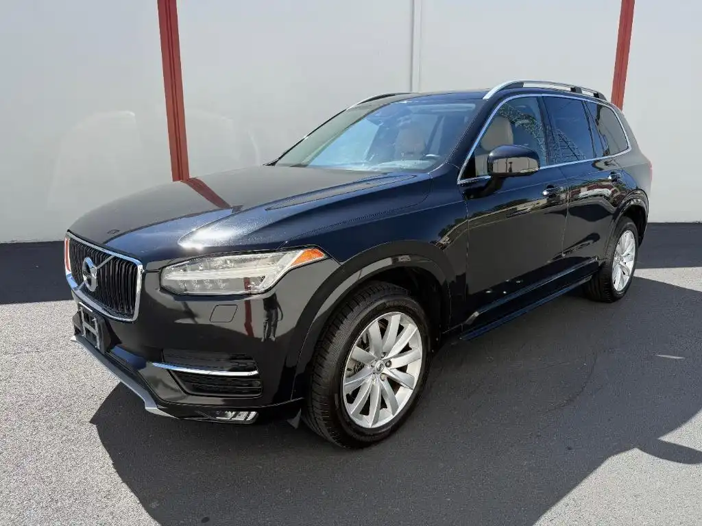 2016 Volvo XC90 T6 AWD Momentum's photo