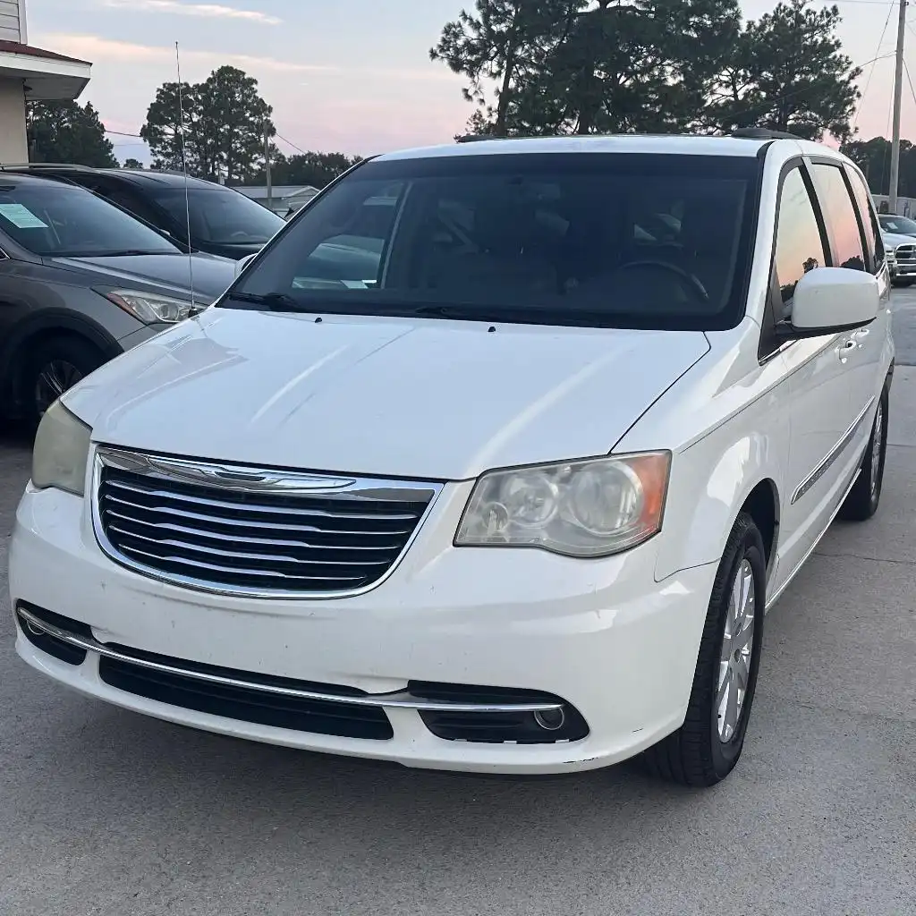 2013 Chrysler Town & Country Touring's photo
