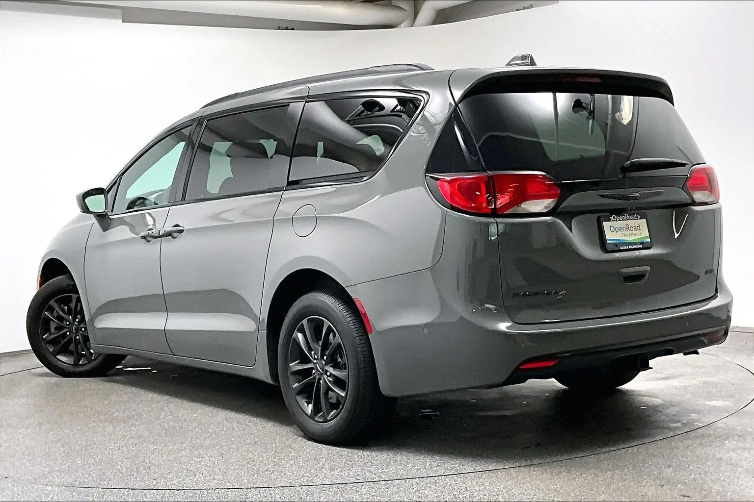 2020 Chrysler Pacifica AWD Launch Edition photo 3