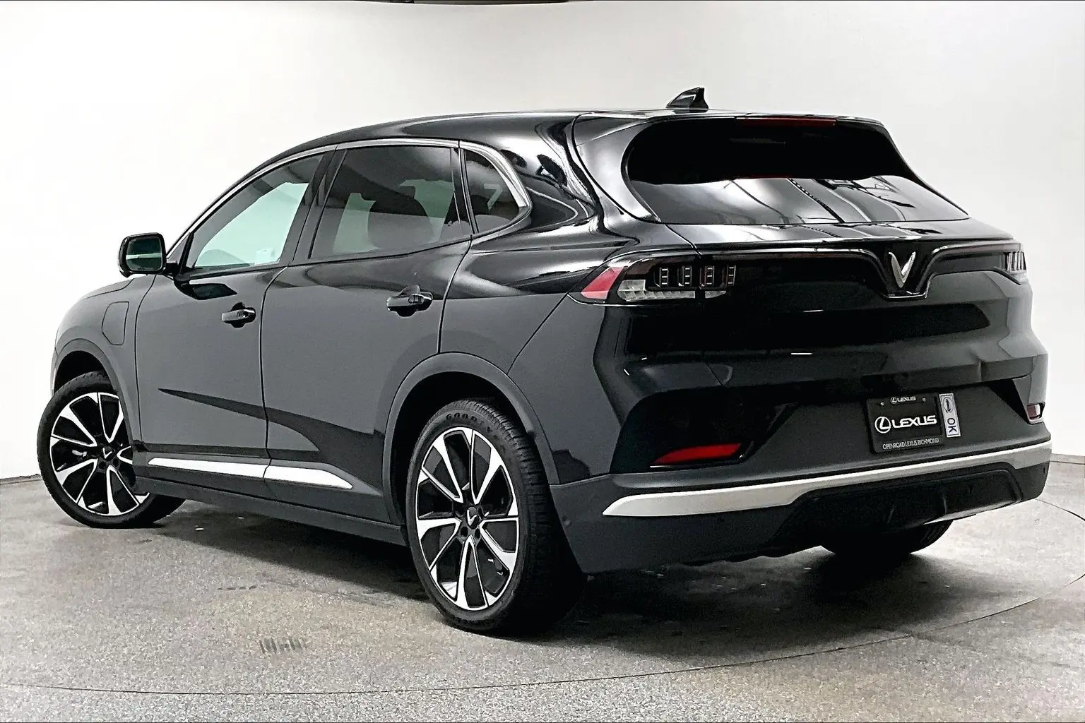 2023 VinFast VF 8 Plus photo 3