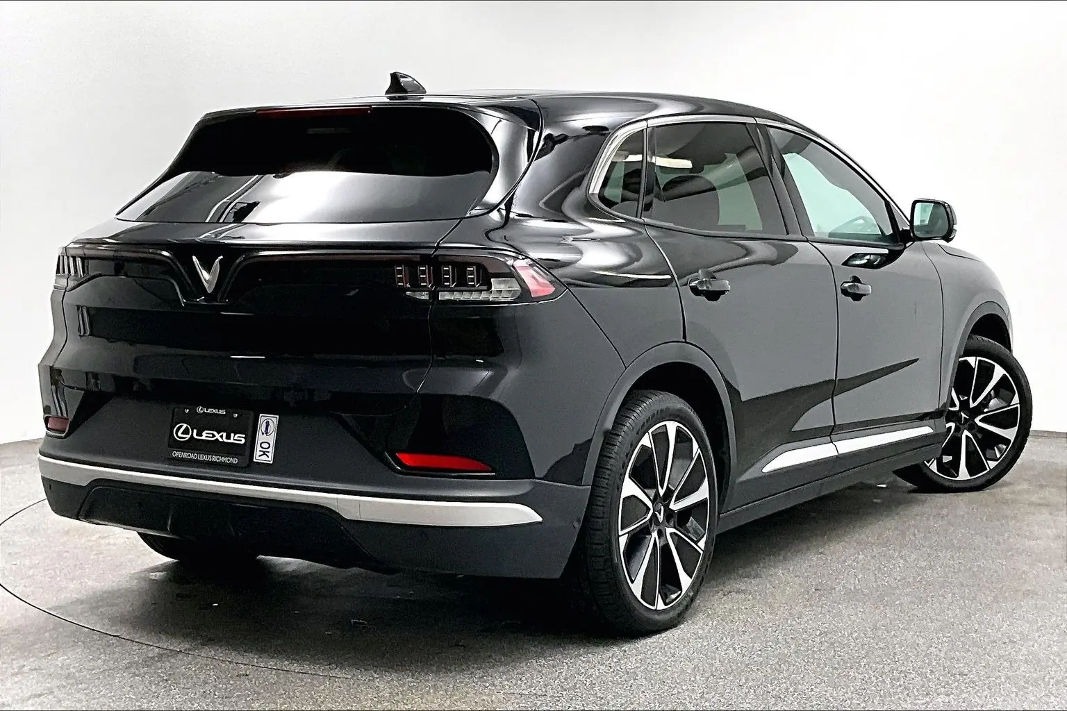 2023 VinFast VF 8 Plus photo 5