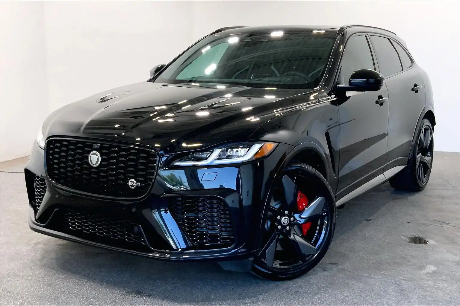 2026 Jaguar F-PACE P575 SVR's photo