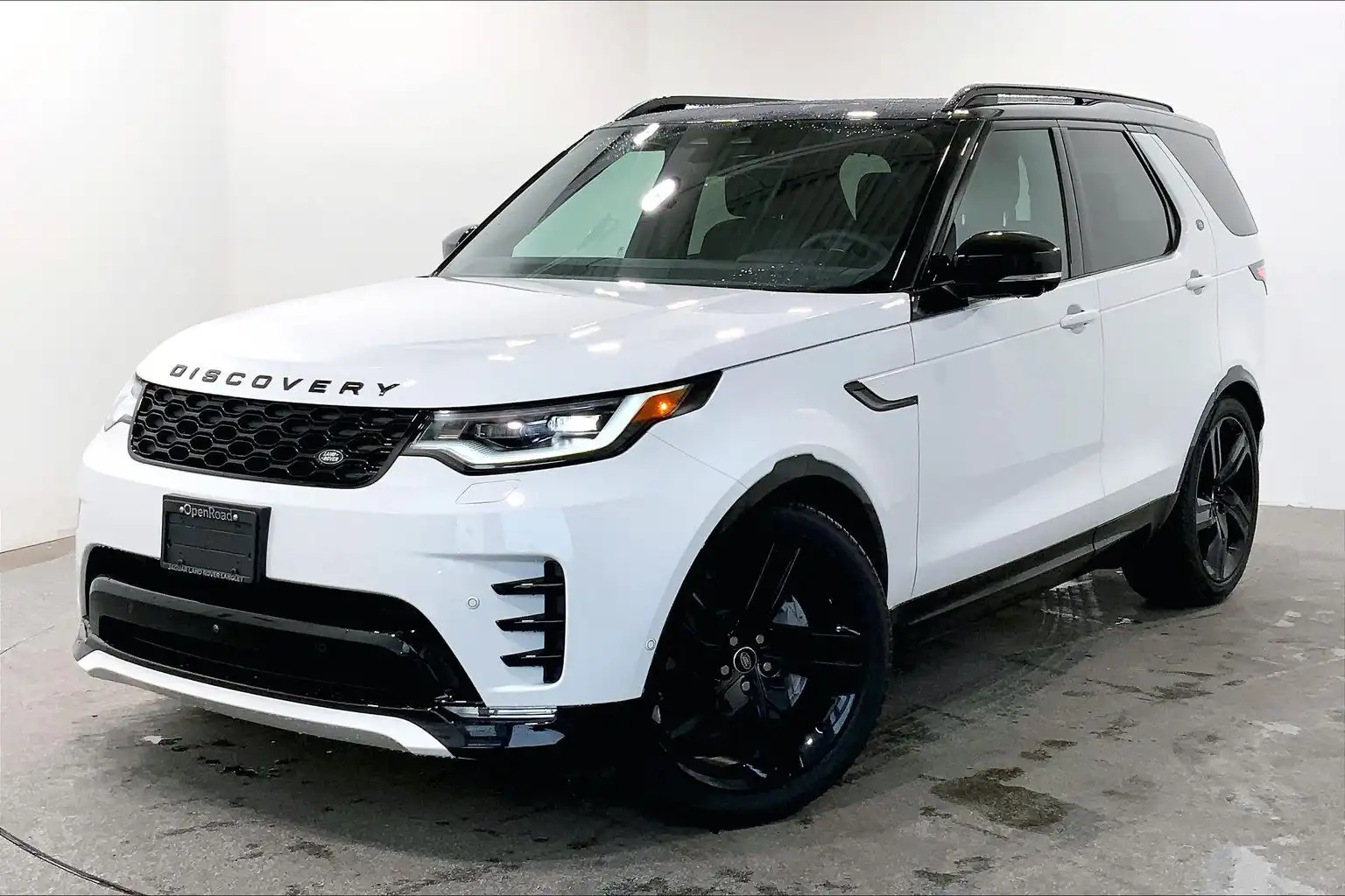 2025 Land Rover Discovery P300 Dynamic SE's photo
