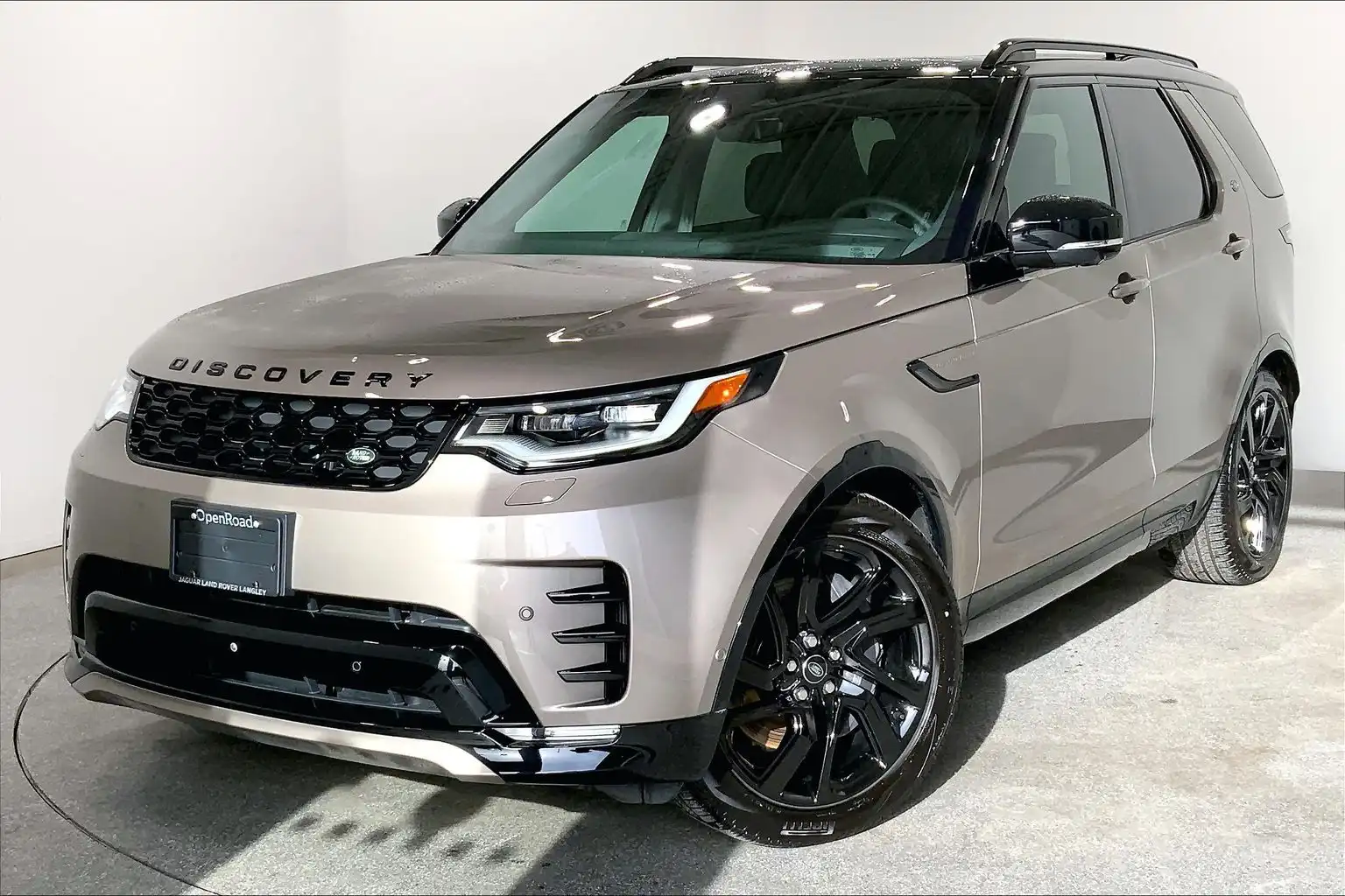 2025 Land Rover Discovery P360 Dynamic SE's photo