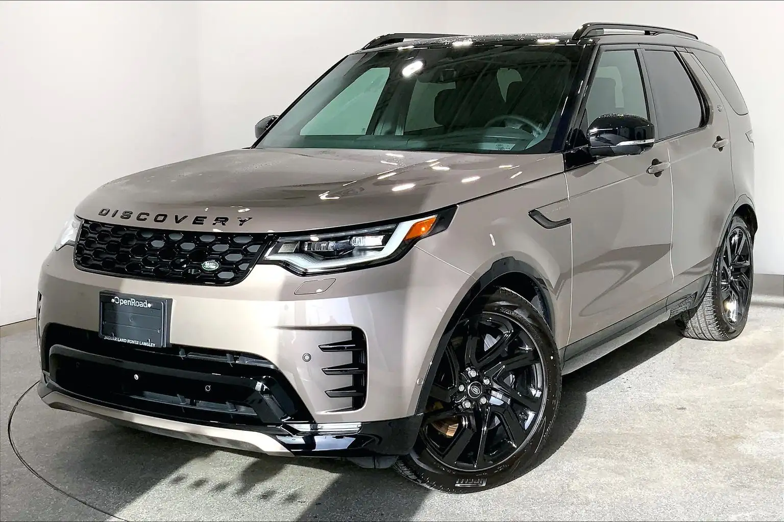 2025 Land Rover Discovery P360 Dynamic SE's photo