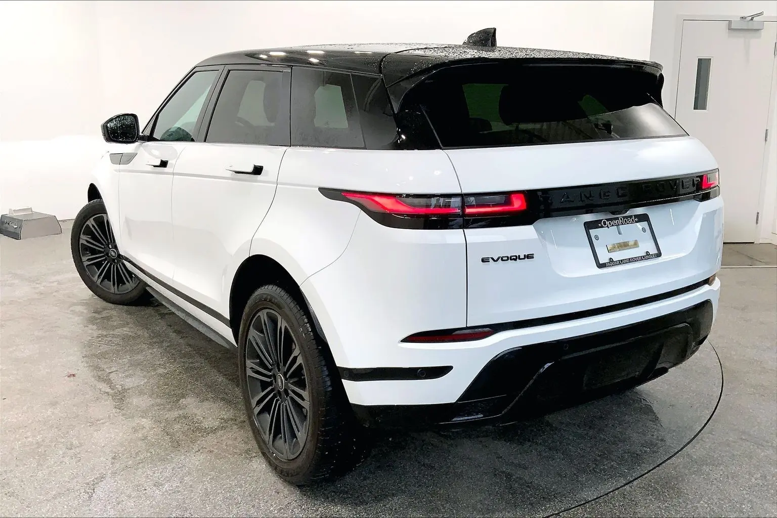 2026 Land Rover Range Rover Evoque P250 Dynamic SE photo 3