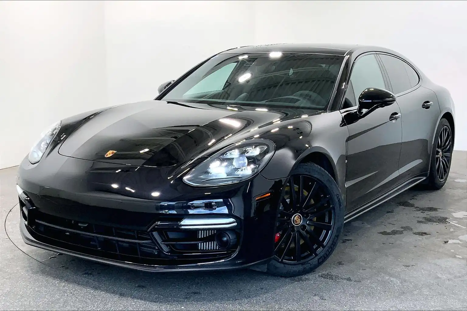 2021 Porsche Panamera GTS's photo