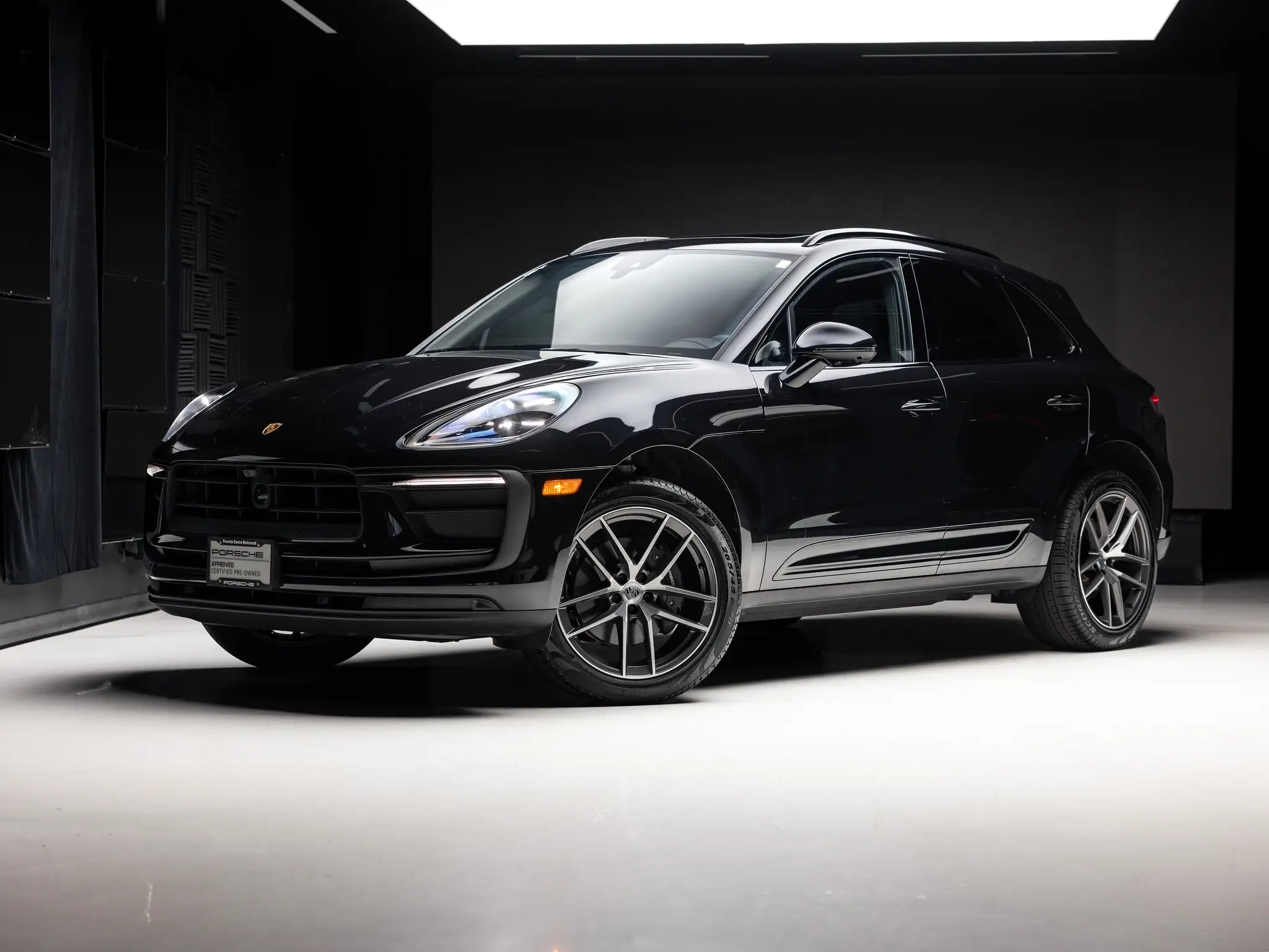 2026 Porsche Macan Base photo 1