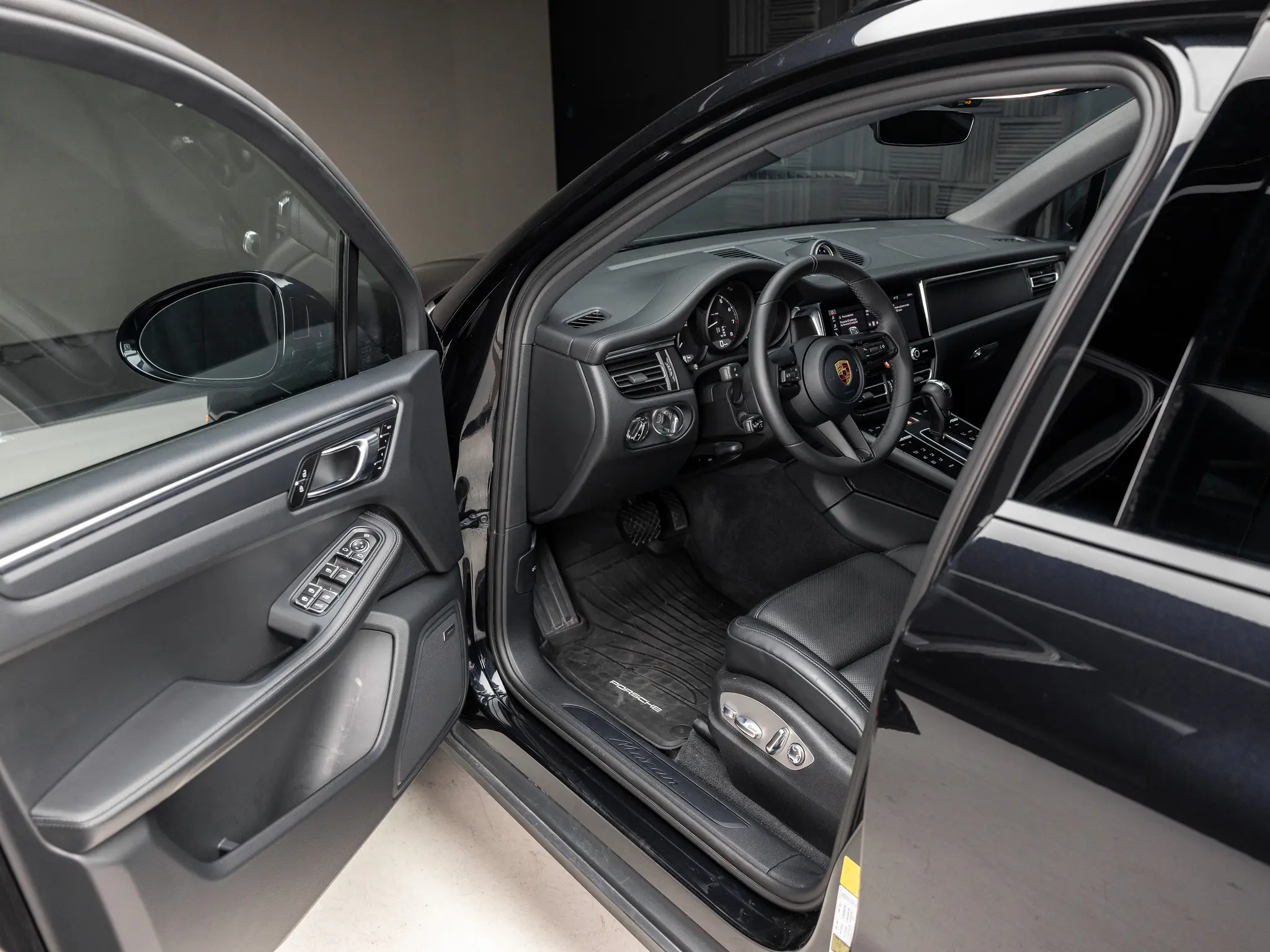 2026 Porsche Macan Base photo 3