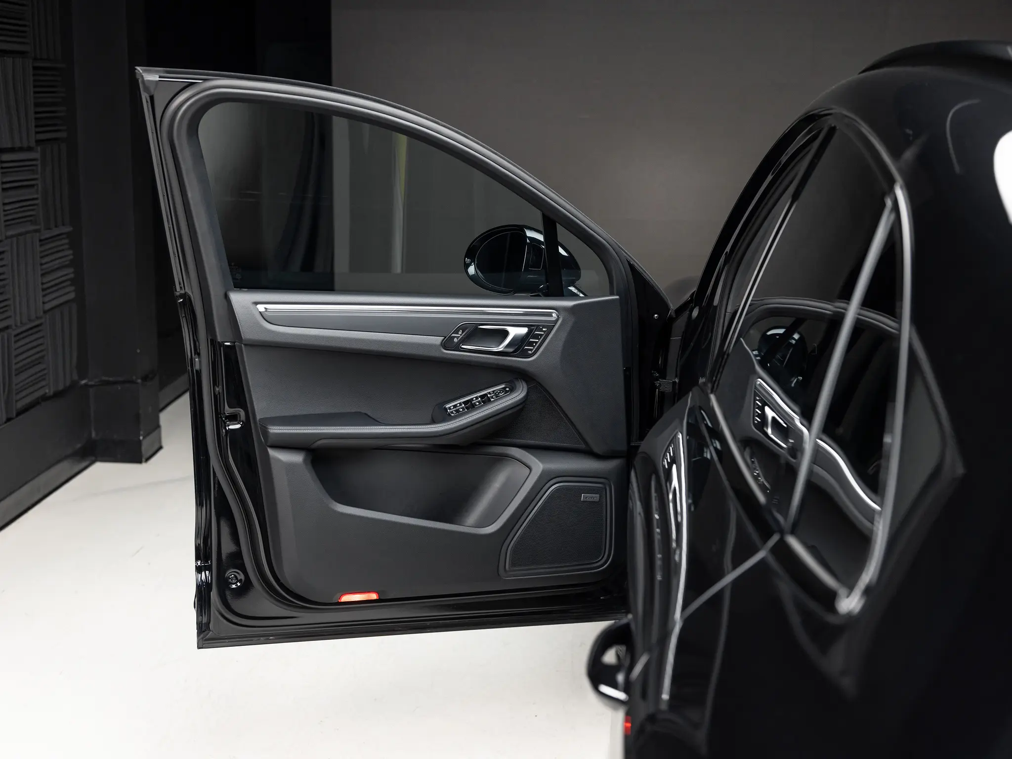 2026 Porsche Macan Base photo 5