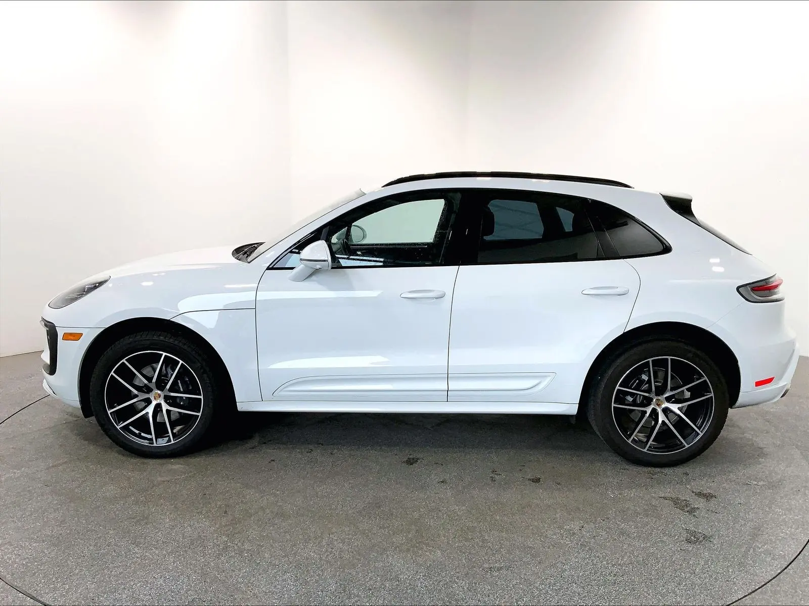 2023 Porsche Macan undefined photo 3