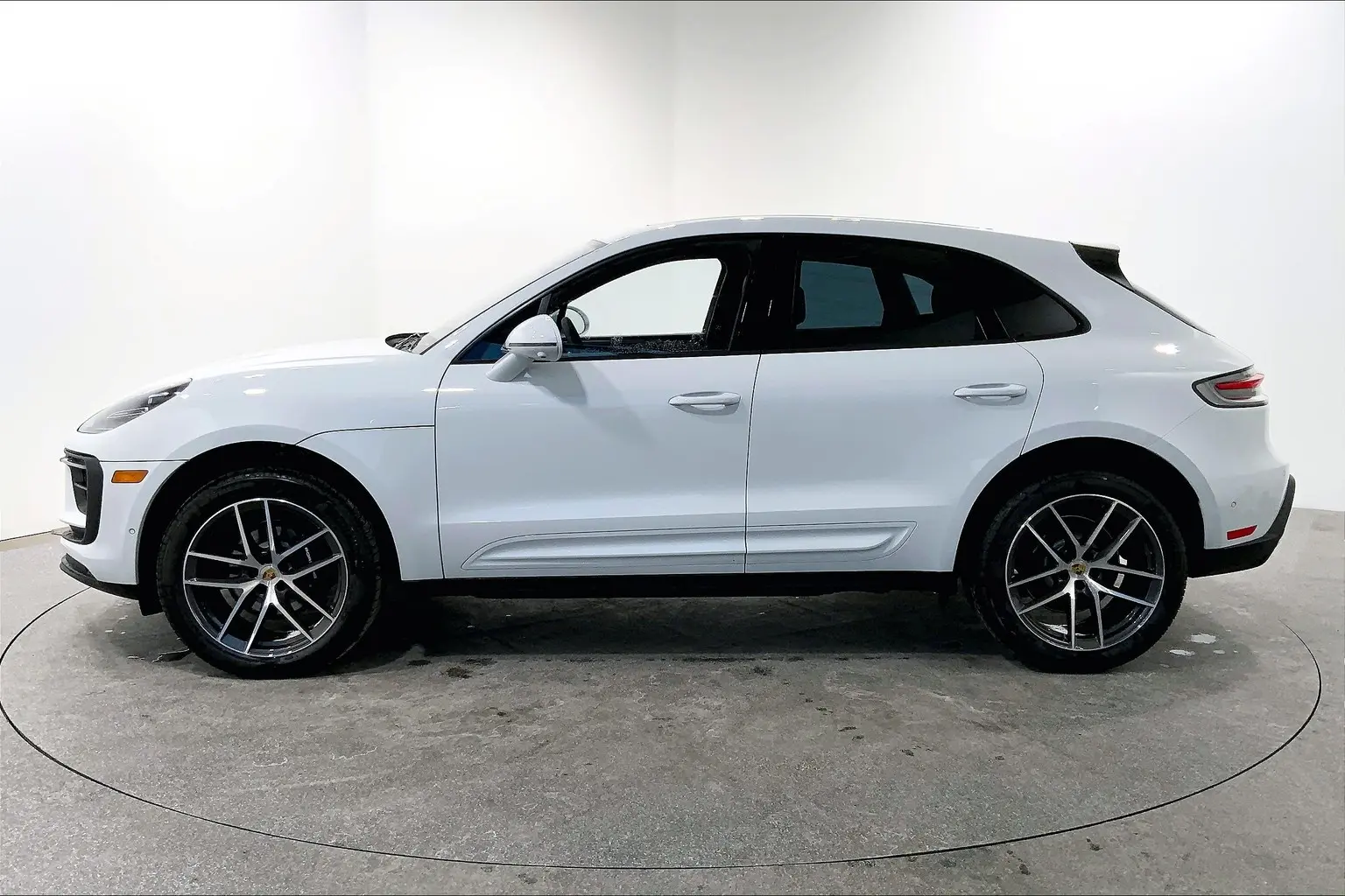 2025 Porsche Macan undefined photo 3