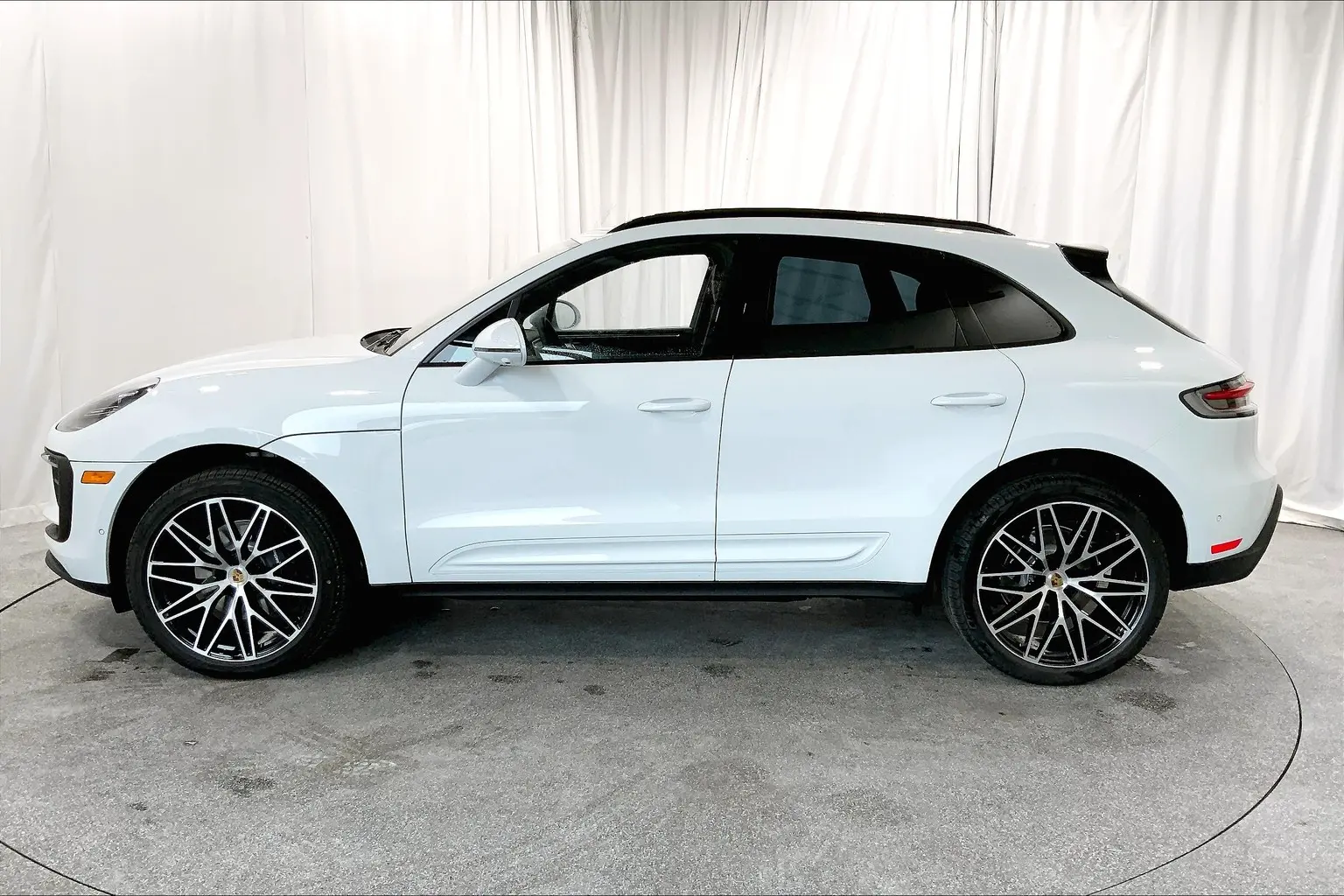 2025 Porsche Macan undefined photo 3