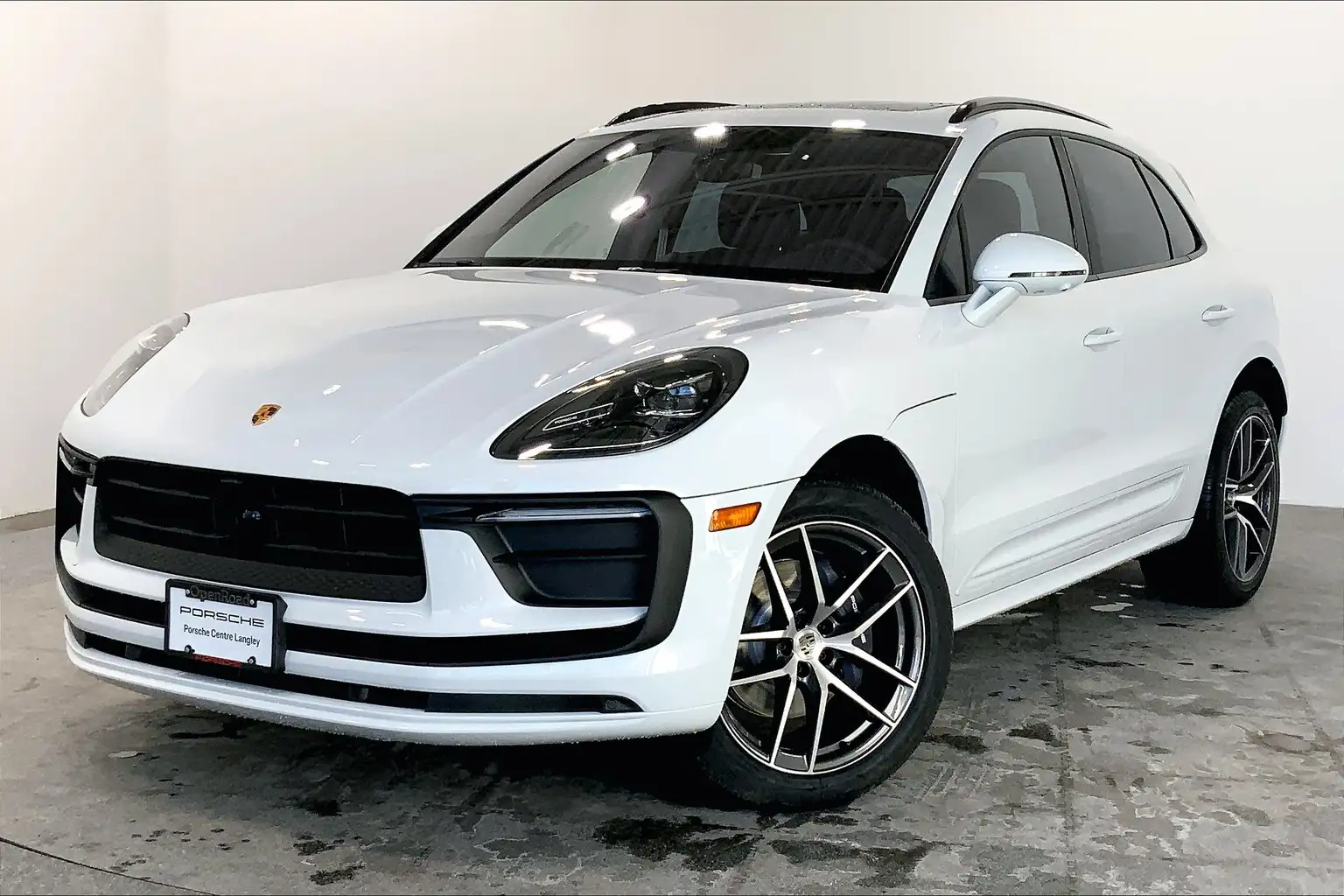 2025 Porsche Macan's photo