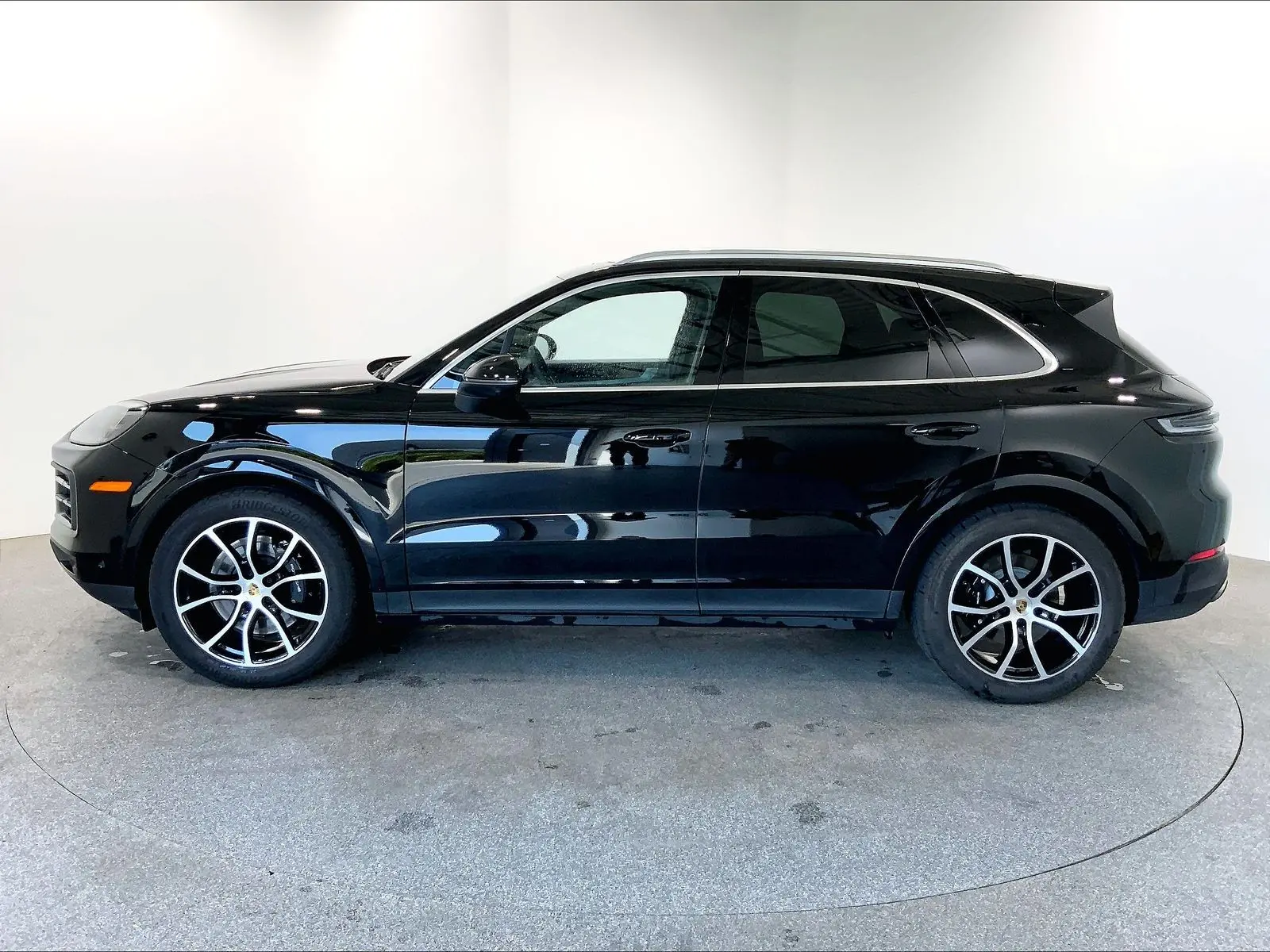 2024 Porsche Cayenne Base photo 3