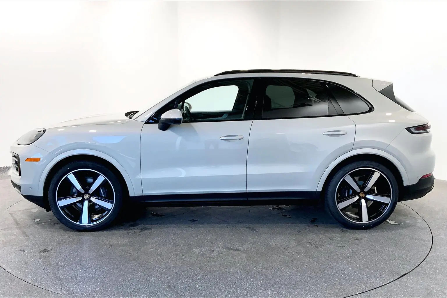 2025 Porsche Cayenne Base photo 3