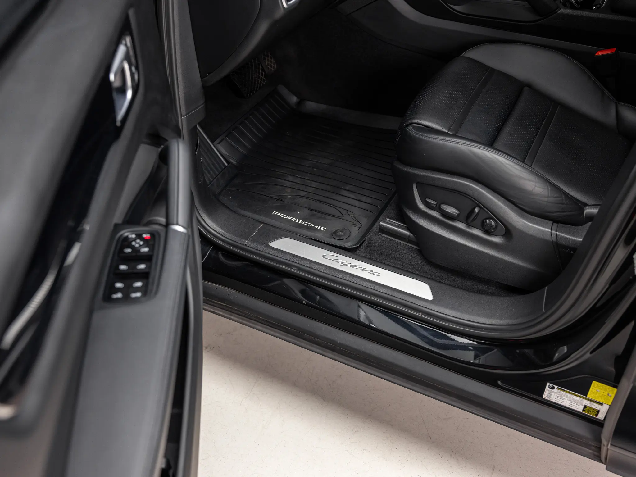 2023 Porsche Cayenne Base photo 3