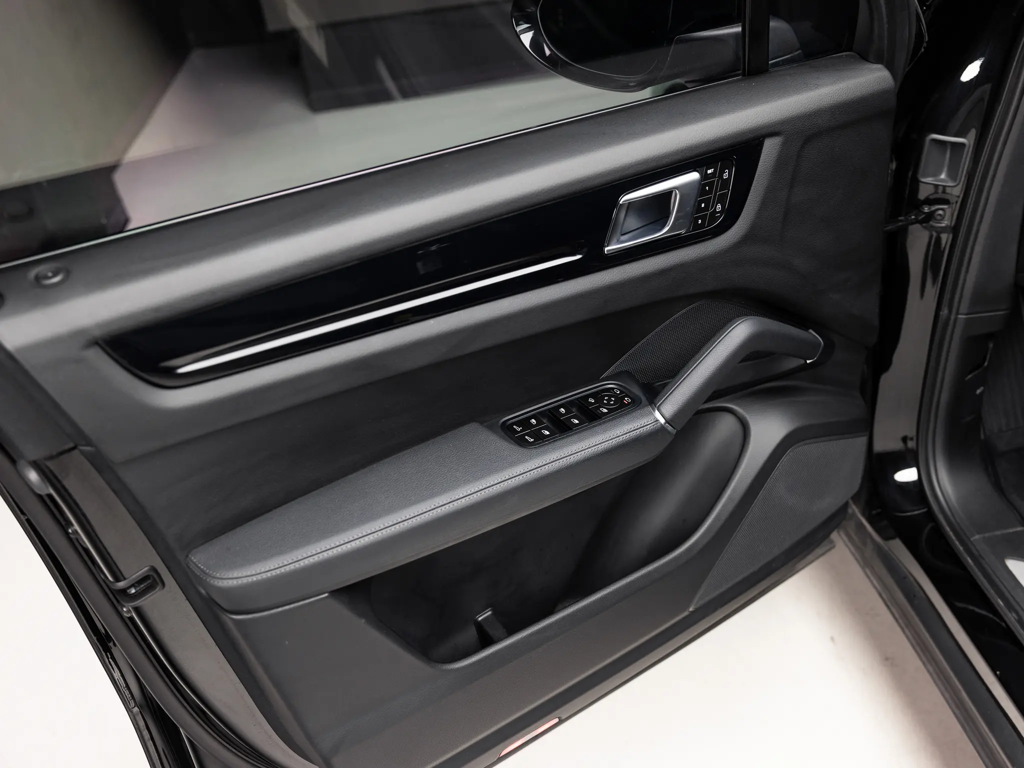 2023 Porsche Cayenne Base photo 4