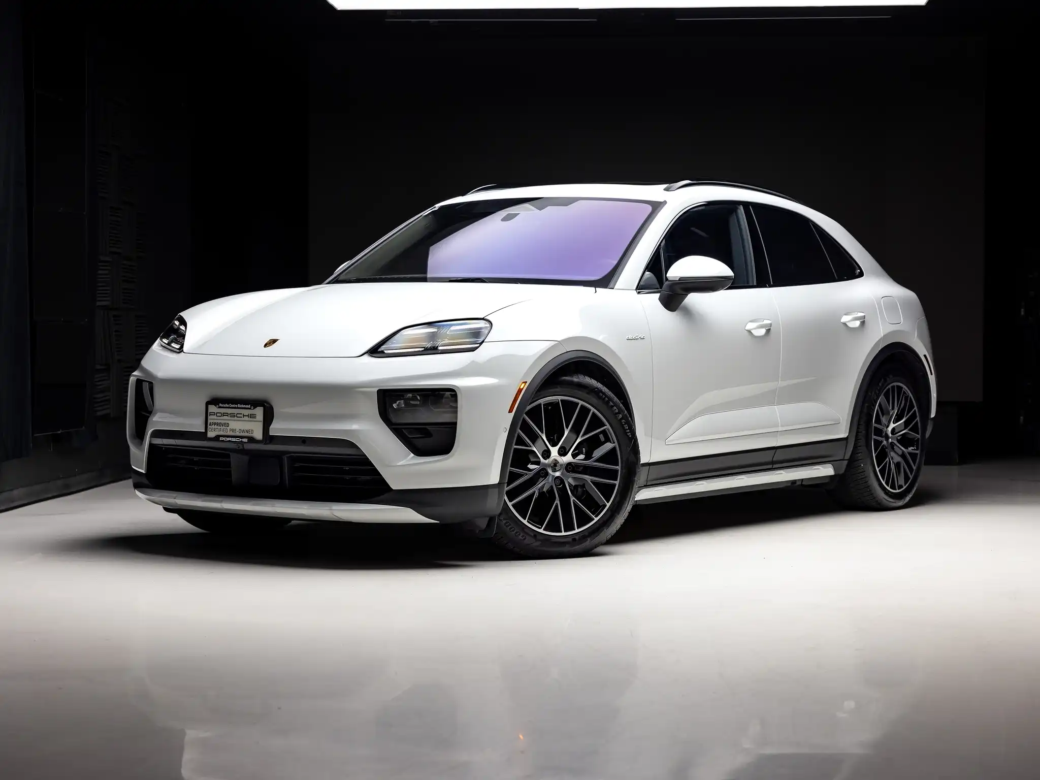 2025 Porsche Macan Macan 4 Electric's photo