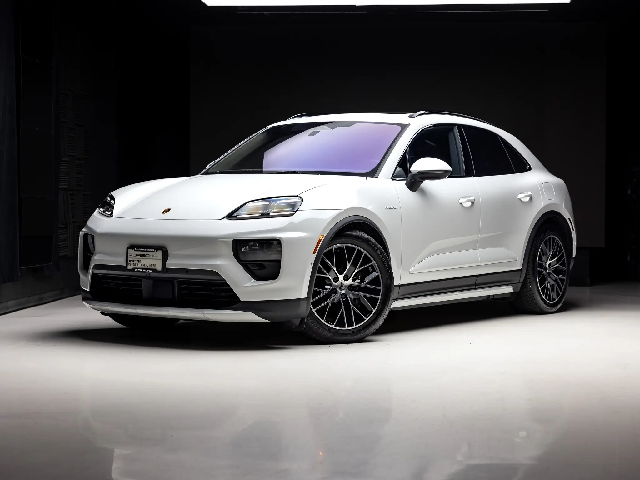 2025 Porsche Macan Macan 4 Electric's photo