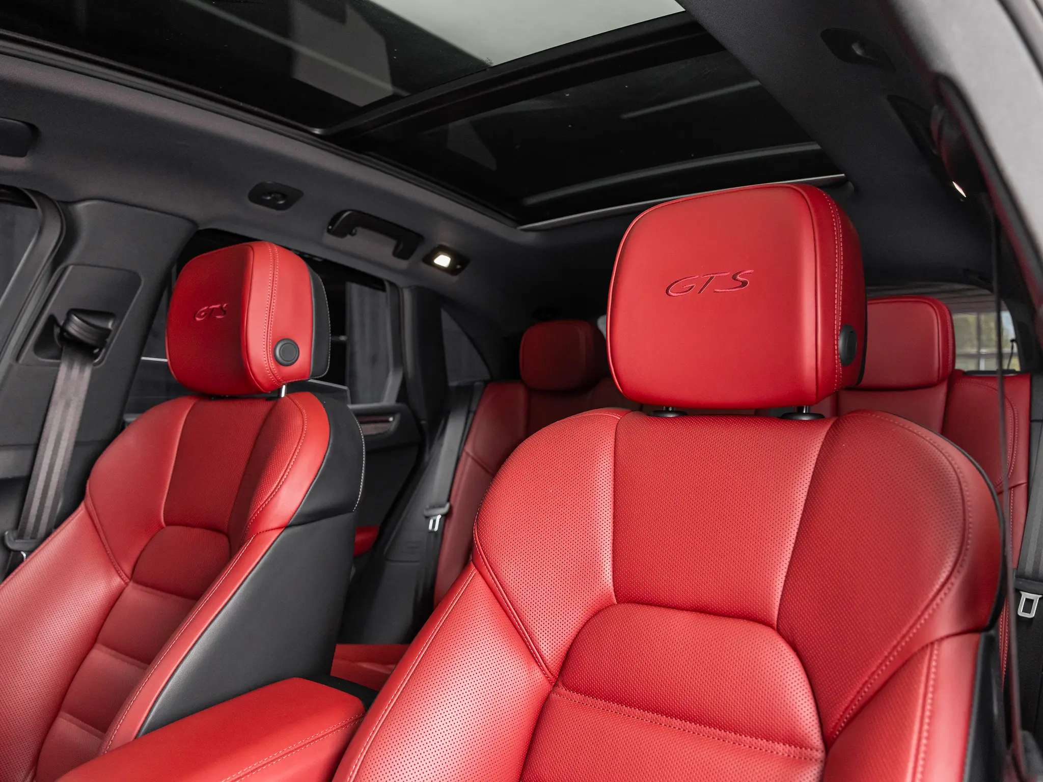 2025 Porsche Macan GTS photo 3
