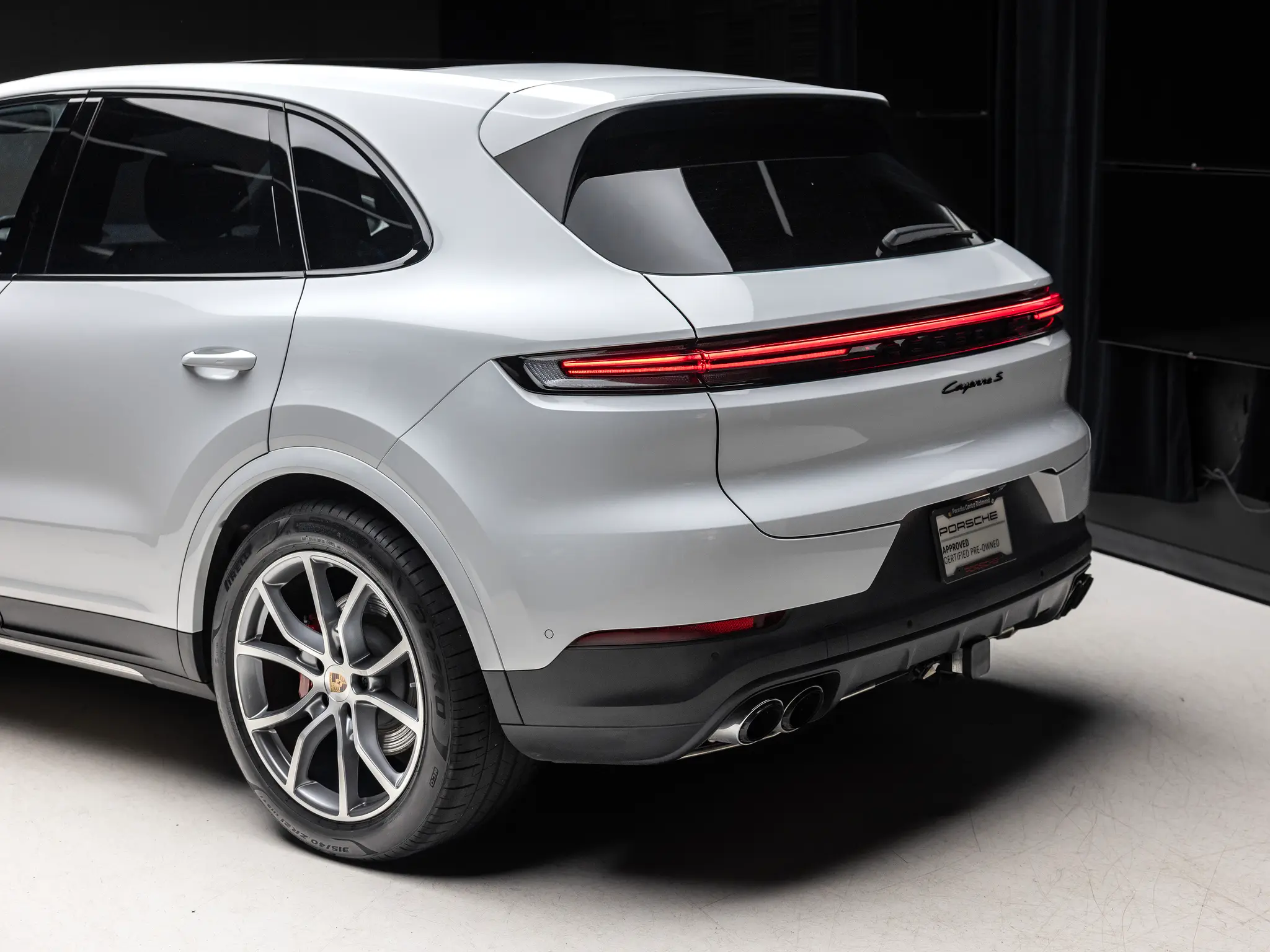 2025 Porsche Cayenne S photo 3