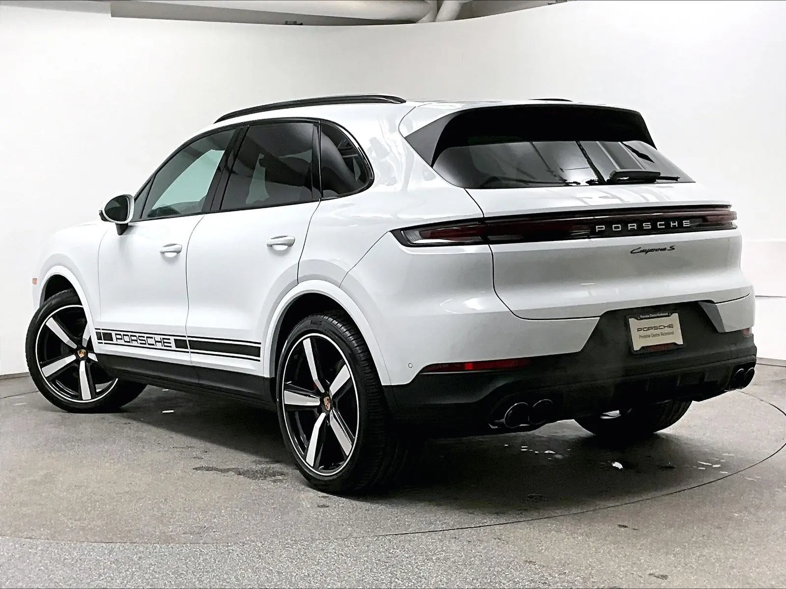 2025 Porsche Cayenne S photo 4