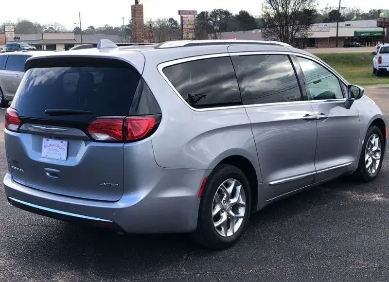 2018 Chrysler Pacifica Limited photo 4