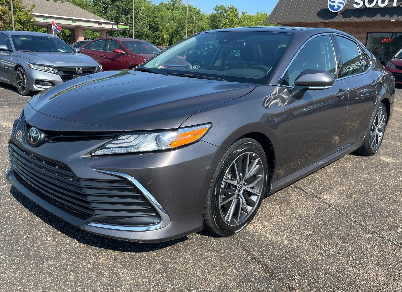 2023 Toyota Camry XLE's photo