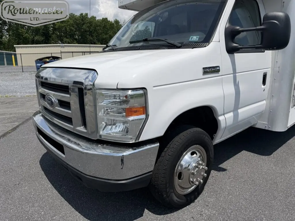 2017 Ford E-Series DRW E-450 Super Duty 158 in WB photo 3