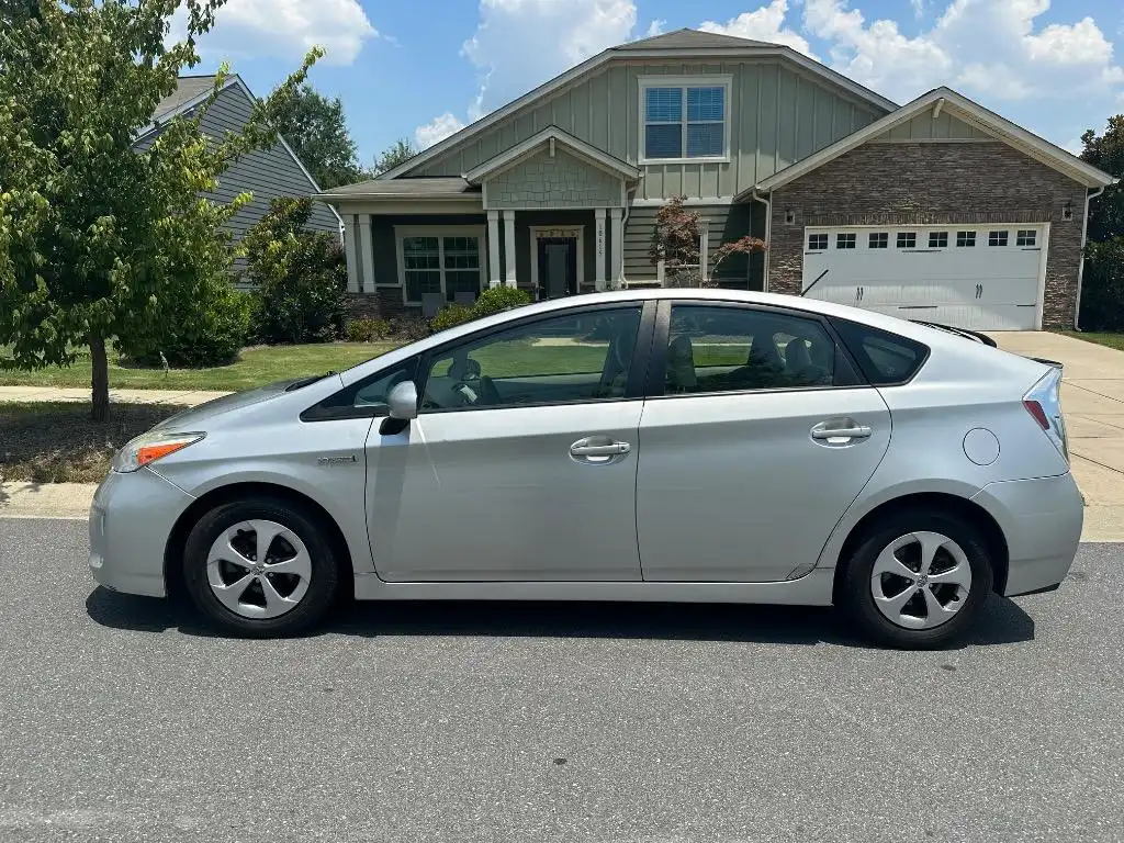 2010 Toyota Prius III's photo