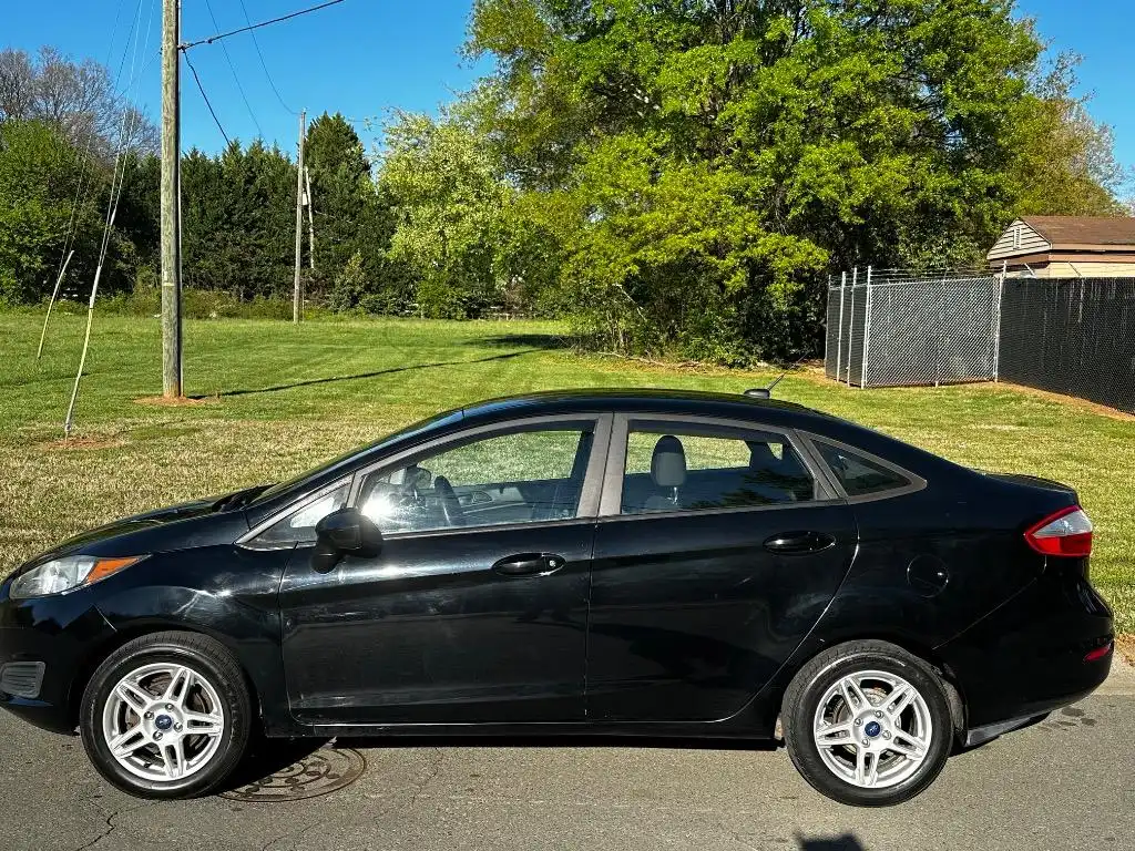 2017 Ford Fiesta SE Sedan's photo