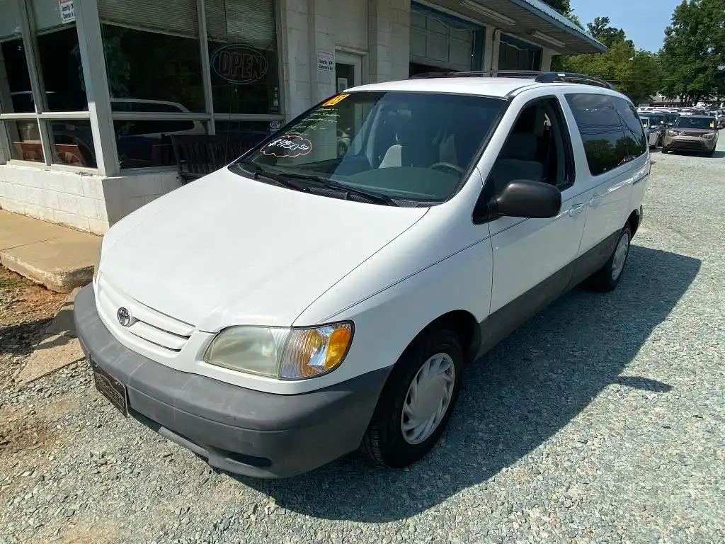 2003 Toyota Sienna CE's photo
