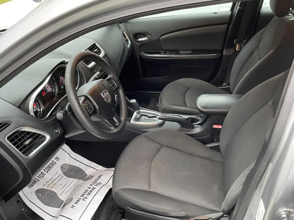 2013 Dodge Avenger SE photo 5