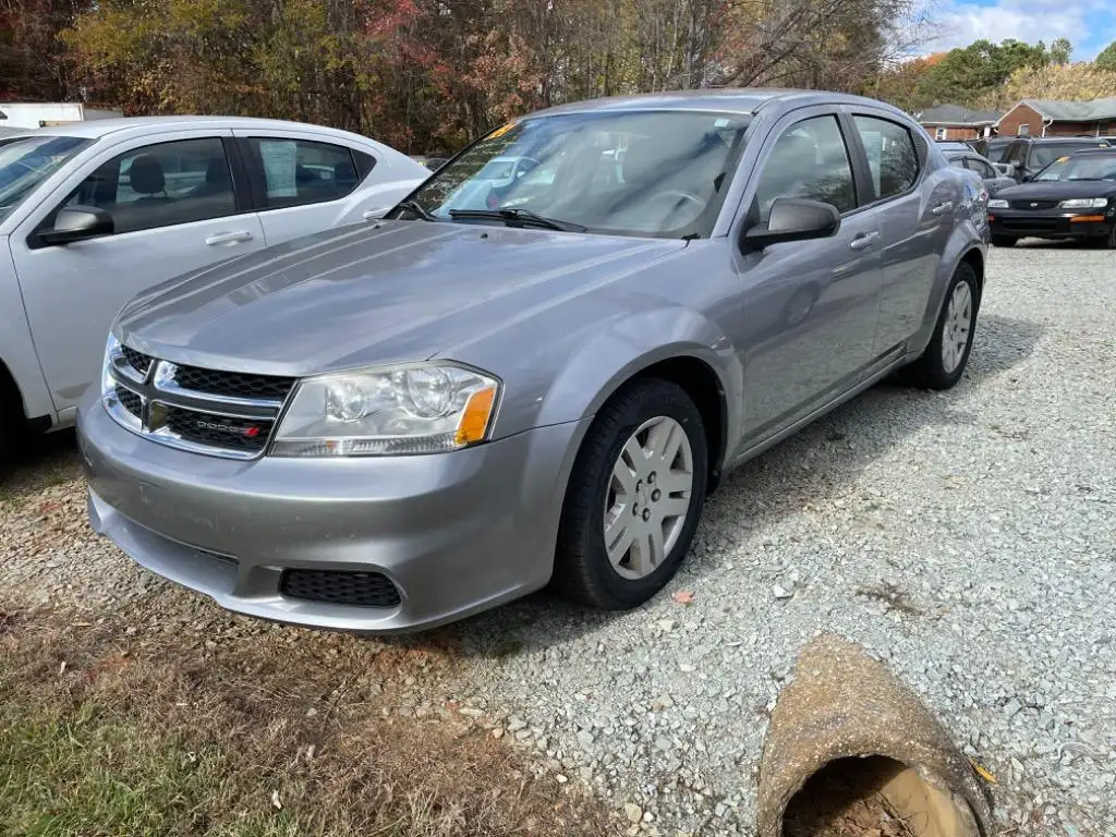 2013 Dodge Avenger SE's photo