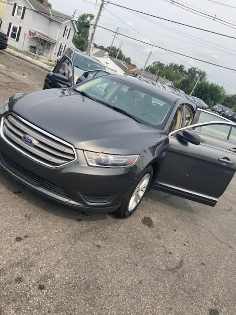 2018 Ford Taurus SE FWD's photo