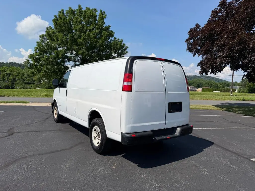 2017 Chevrolet Express Work Van HD 2500 photo 4