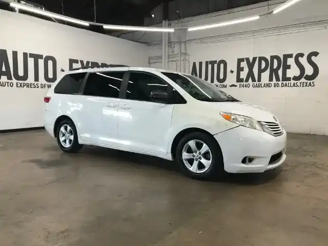 2015 Toyota Sienna LE V6 7-Passenger Access Seat's photo