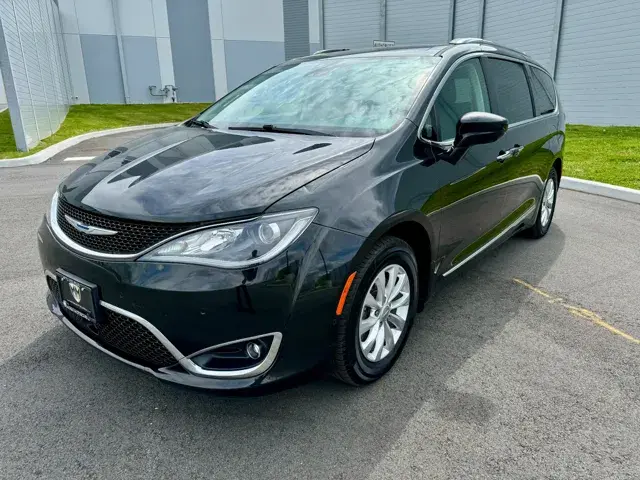 2018 Chrysler Pacifica Touring L photo 4