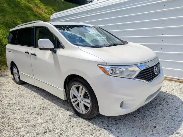 2015 Nissan Quest SL's photo
