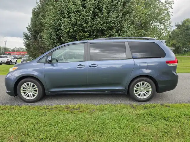 2014 Toyota Sienna XLE V6 7-Passenger Access Seat's photo